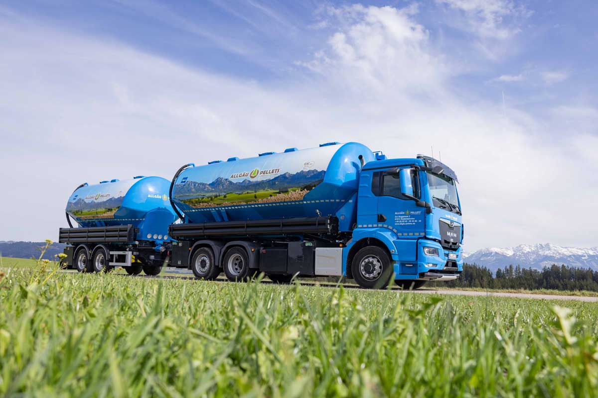 Allgäu Pellets LKW auf der Straße.